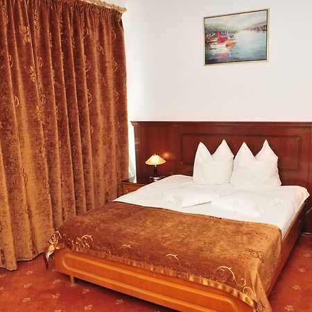 Hotel Emma Est クラヨーヴァ エクステリア 写真