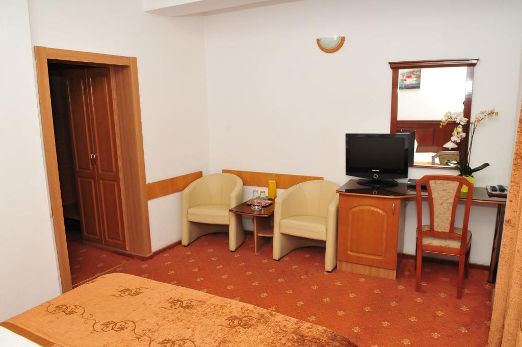 Hotel Emma Est クラヨーヴァ エクステリア 写真
