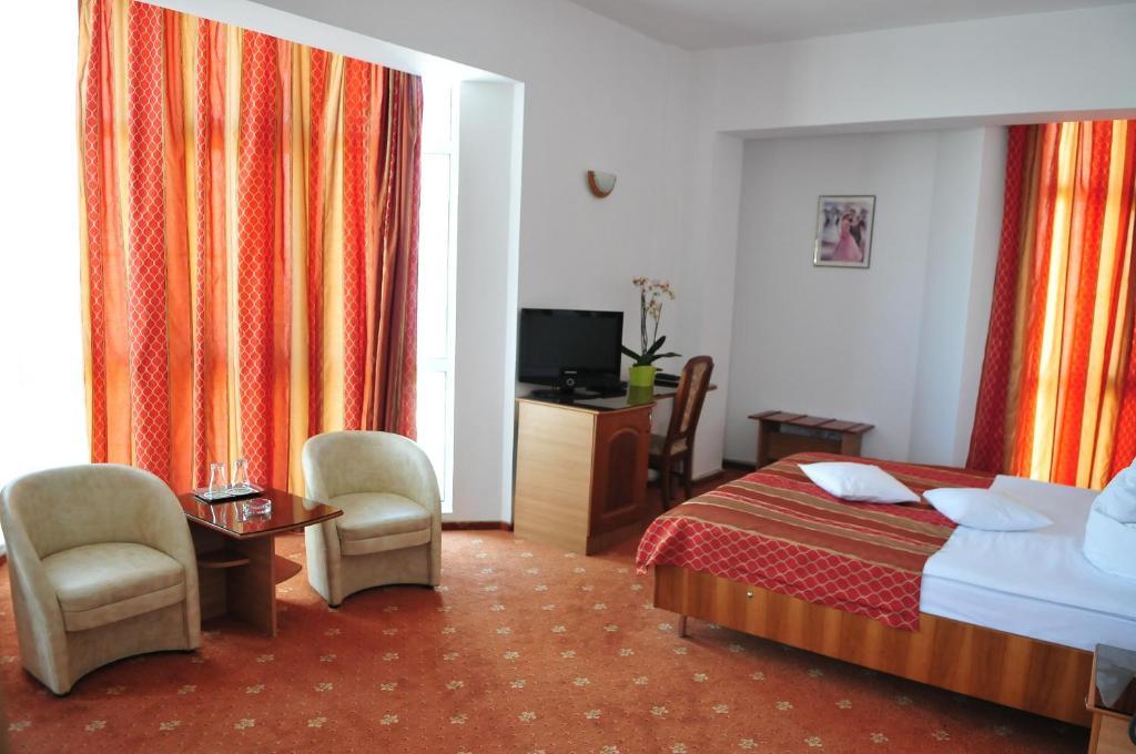 Hotel Emma Est クラヨーヴァ エクステリア 写真